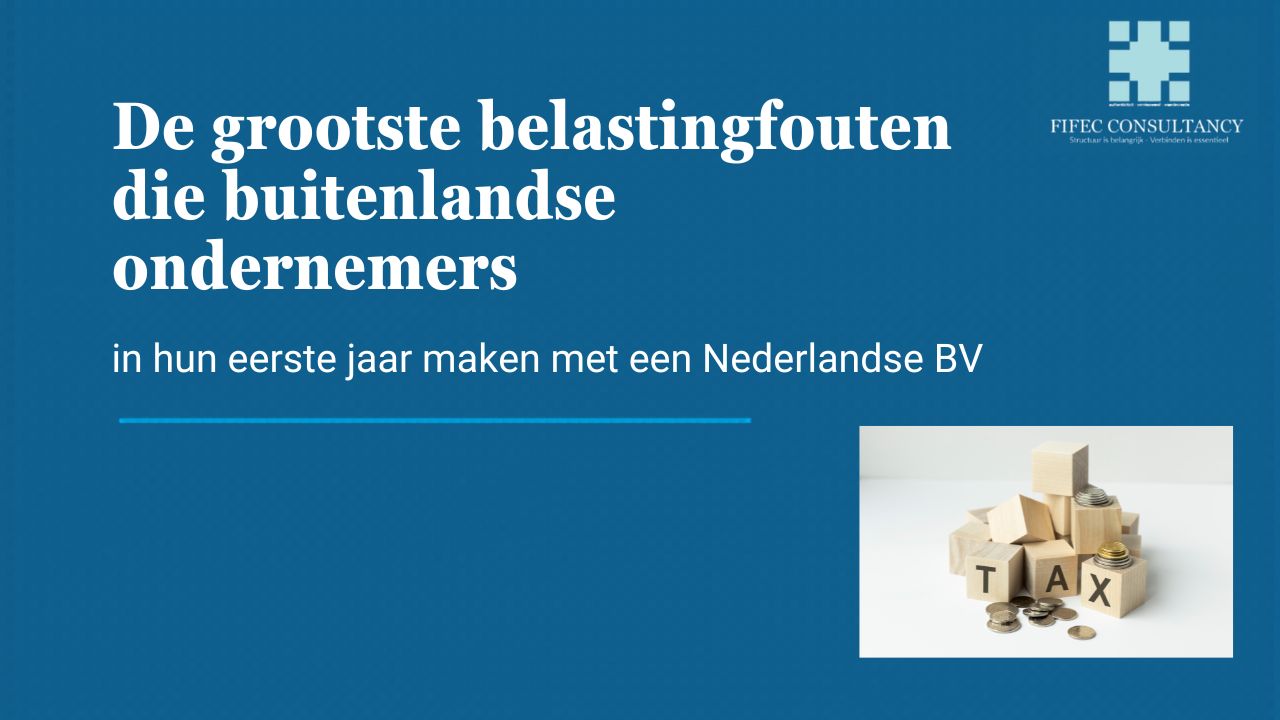 Blauwe banner met tekst "De grootste belastingfouten die buitenlandse ondernemers in hun eerste jaar maken met een Nederlandse BV" en een foto van houten blokjes met "TAX" en munten