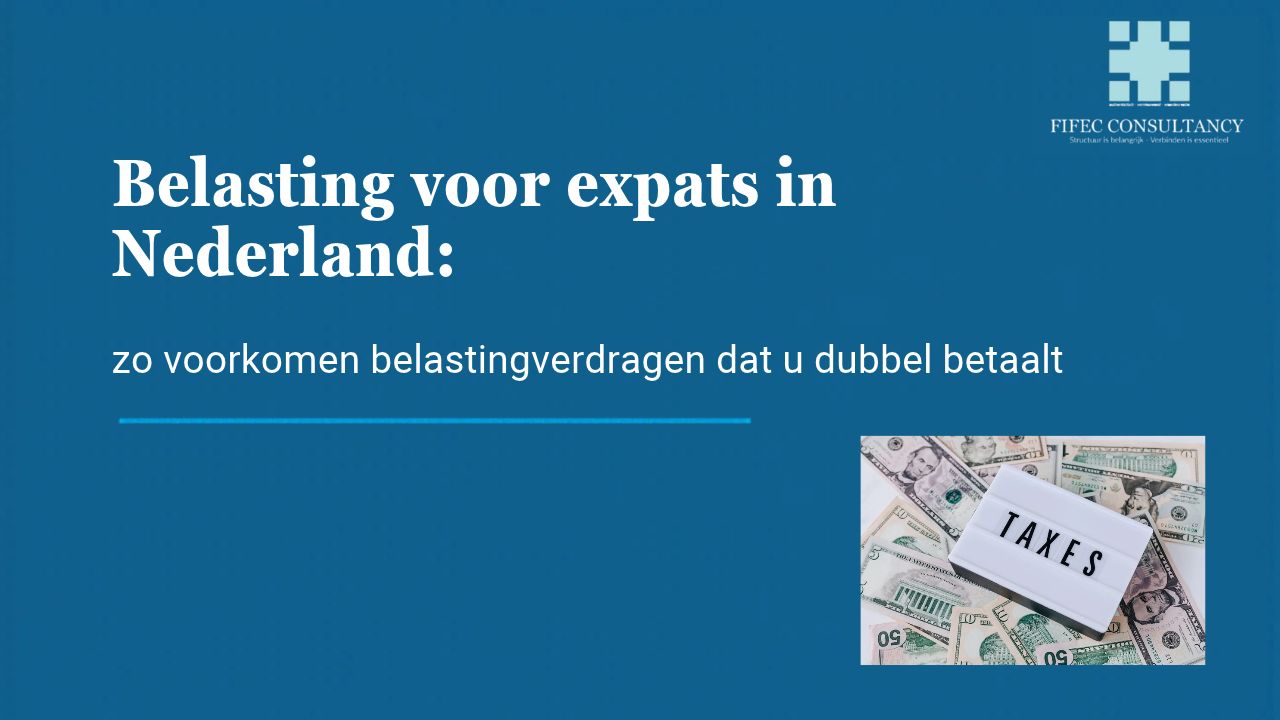Lichtbak met “Taxes” op dollarbiljetten en FIFEC-titel over dubbele belasting voor expats in Nederland